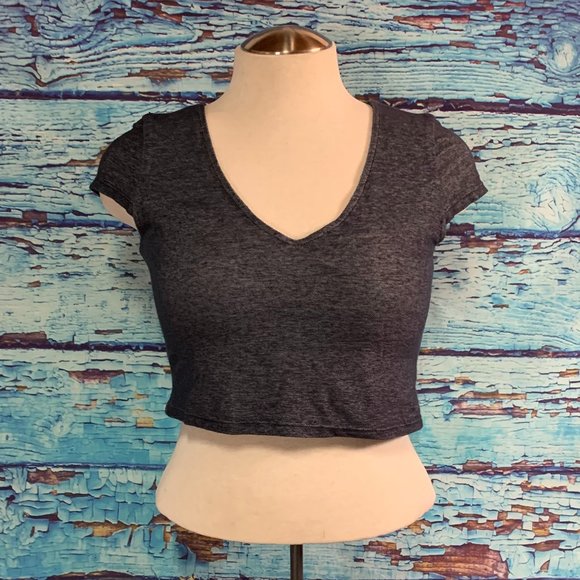 Le Chateau Cap Sleeved Crop Top - Picture 2 of 7